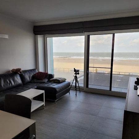 Studio 105 Op Zeedijk Met Frontaal Zeezicht 1Ste Verdiep Middelkerke Exteriör bild